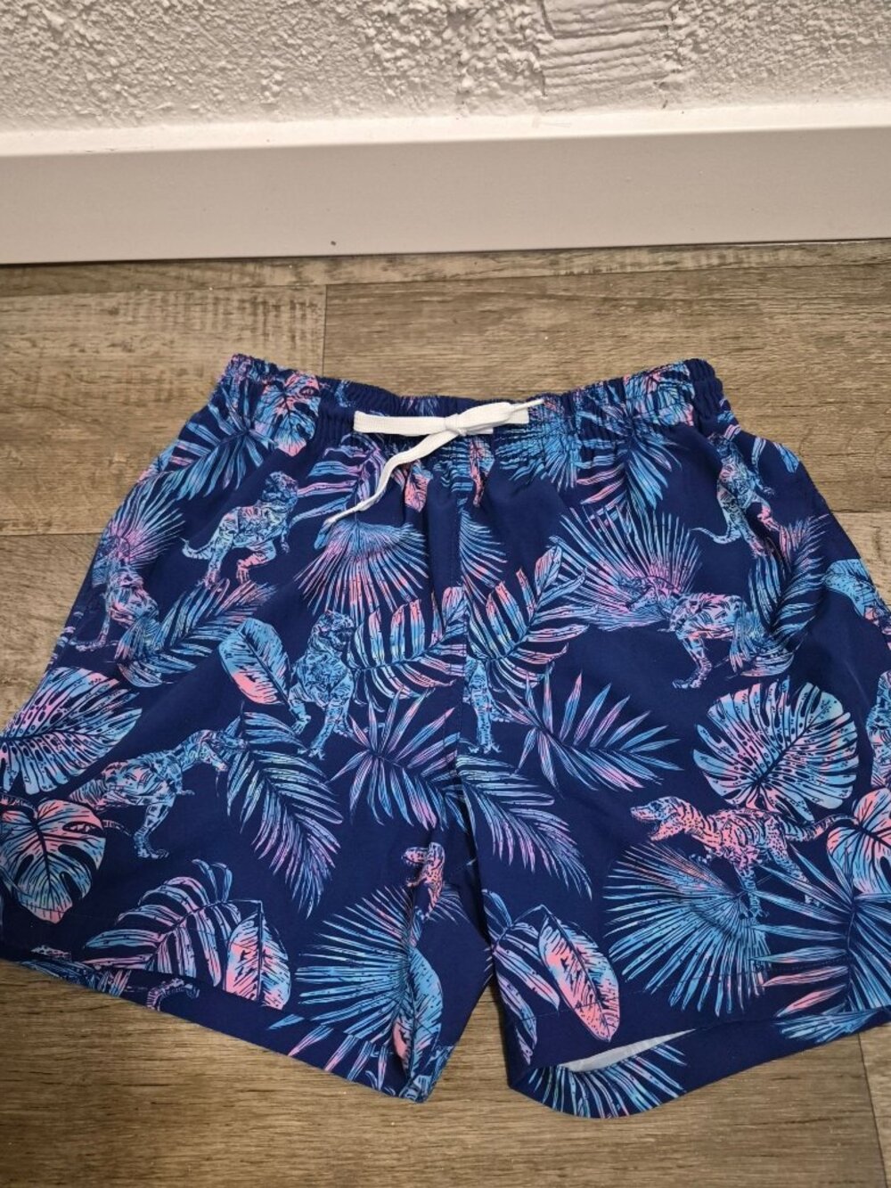 Chubbies Mens Medium Blue Swim Trunks Dino Leaf Print 5.5" Inseam Elastic Waist